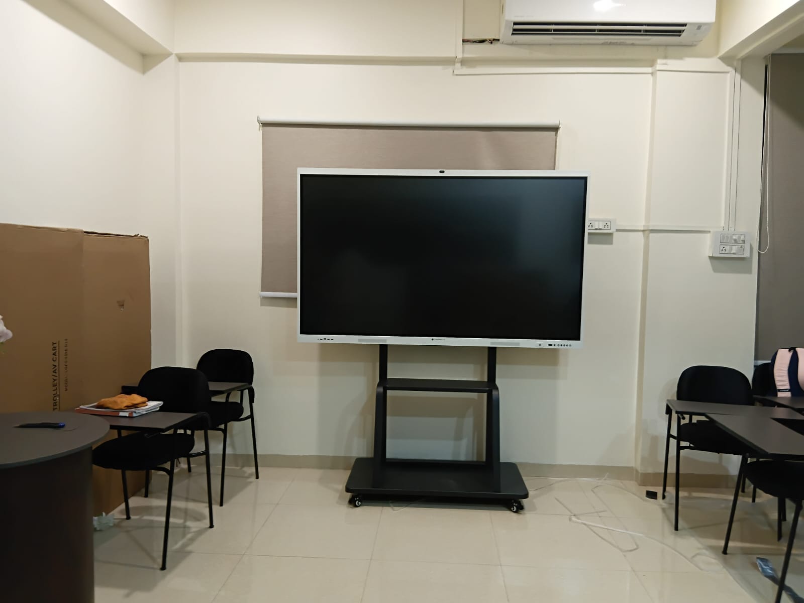 Logic Interactive Digital board Stand/Trolly with Wheels for 42